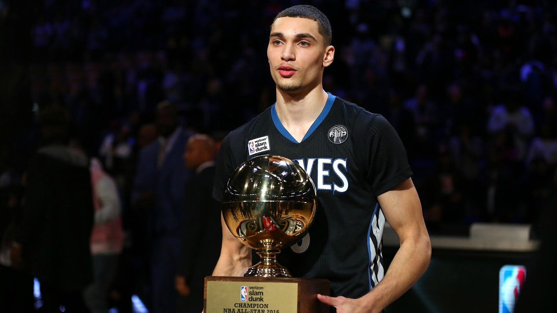 开云体育入口-年度焦点之战，上海队客场力克猛龙，带走关键胜利